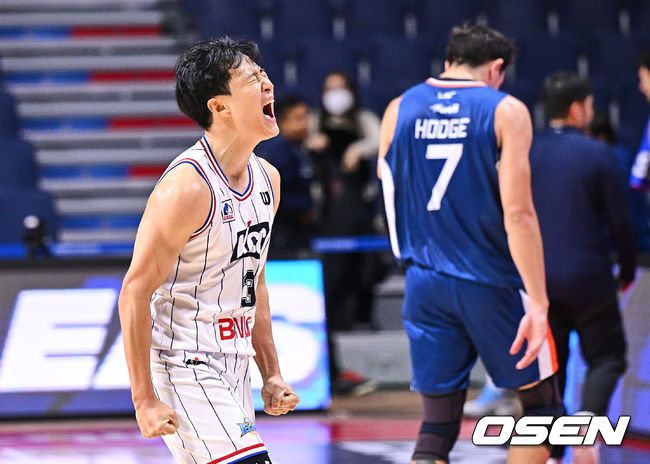 [OSEN=부산, 이석우 기자] 18일 부산 사직체육관에서 2024-2025 동아시아 슈퍼리그(EASL) 부산 KCC와 PBA필리핀컵우승팀 메랄코볼츠의 경기가 열렸다.  EASL은 동아시아 농구 클럽 대항전으로 올해 세 번째 시즌을 맞았다. 이번 시즌 대회에는 10개 팀이 출전, 2개 조의 조별리그를 벌인 뒤 4강 토너먼트로 우승팀을 가린다. 부산 KCC 허웅이 4쿼터 막판 역전골을 성공시키고 포효하고 있다. 2024.12.18 / foto0307@osen.co.kr