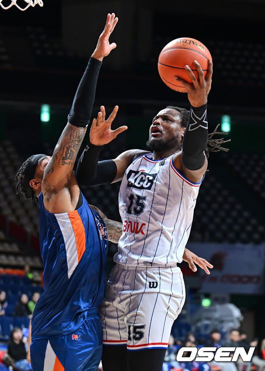 [OSEN=부산, 이석우 기자] 18일 부산 사직체육관에서 2024-2025 동아시아 슈퍼리그(EASL) 부산 KCC와 PBA필리핀컵우승팀 메랄코볼츠의 경기가 열렸다.  EASL은 동아시아 농구 클럽 대항전으로 올해 세 번째 시즌을 맞았다. 이번 시즌 대회에는 10개 팀이 출전, 2개 조의 조별리그를 벌인 뒤 4강 토너먼트로 우승팀을 가린다. 부산 KCC 디온테 버튼이 메랄코볼츠 KENNEDY David의 마크를 피해 골밑슛을 시도하고 있다. 2024.12.18 / foto0307@osen.co.kr