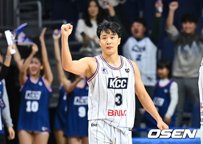 [OSEN=부산, 이석우 기자] 18일 부산 사직체육관에서 2024-2025 동아시아 슈퍼리그(EASL) 부산 KCC와 PBA필리핀컵우승팀 메랄코볼츠의 경기가 열렸다.  EASL은 동아시아 농구 클럽 대항전으로 올해 세 번째 시즌을 맞았다. 이번 시즌 대회에는 10개 팀이 출전, 2개 조의 조별리그를 벌인 뒤 4강 토너먼트로 우승팀을 가린다. 부산 KCC 허웅이 승리가 확정되자 환호하고 있다. 2024.12.18 / foto0307@osen.co.kr