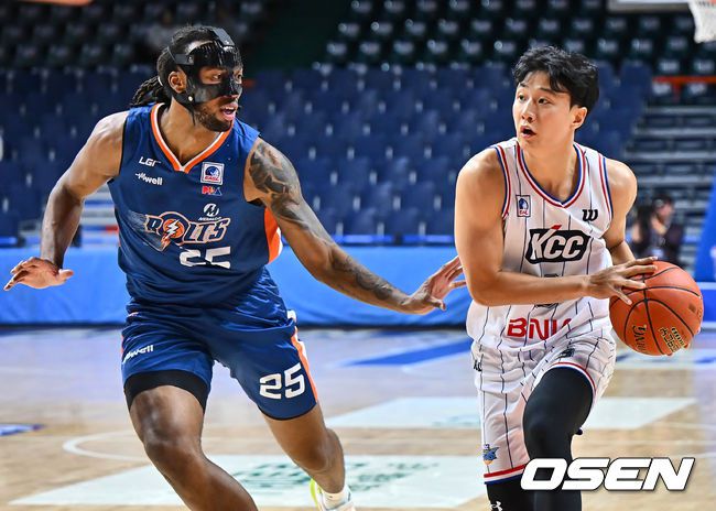[OSEN=부산, 이석우 기자] 18일 부산 사직체육관에서 2024-2025 동아시아 슈퍼리그(EASL) 부산 KCC와 PBA필리핀컵우승팀 메랄코볼츠의 경기가 열렸다.  EASL은 동아시아 농구 클럽 대항전으로 올해 세 번째 시즌을 맞았다. 이번 시즌 대회에는 10개 팀이 출전, 2개 조의 조별리그를 벌인 뒤 4강 토너먼트로 우승팀을 가린다. 부산 KCC 허웅이 메랄코볼츠 MITCHELL Akil의 마크를 피해 패스할 곳을 찾고 있다. 2024.12.18 / foto0307@osen.co.kr