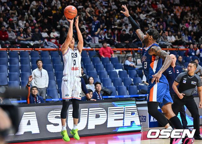 [OSEN=부산, 이석우 기자] 18일 부산 사직체육관에서 2024-2025 동아시아 슈퍼리그(EASL) 부산 KCC와 PBA필리핀컵우승팀 메랄코볼츠의 경기가 열렸다.  EASL은 동아시아 농구 클럽 대항전으로 올해 세 번째 시즌을 맞았다. 이번 시즌 대회에는 10개 팀이 출전, 2개 조의 조별리그를 벌인 뒤 4강 토너먼트로 우승팀을 가린다. 부산 KCC 허웅이 메랄코볼츠 KENNEDY David의 마크를 피해 3점슛을 시도하고 있다. 2024.12.18 / foto0307@osen.co.kr