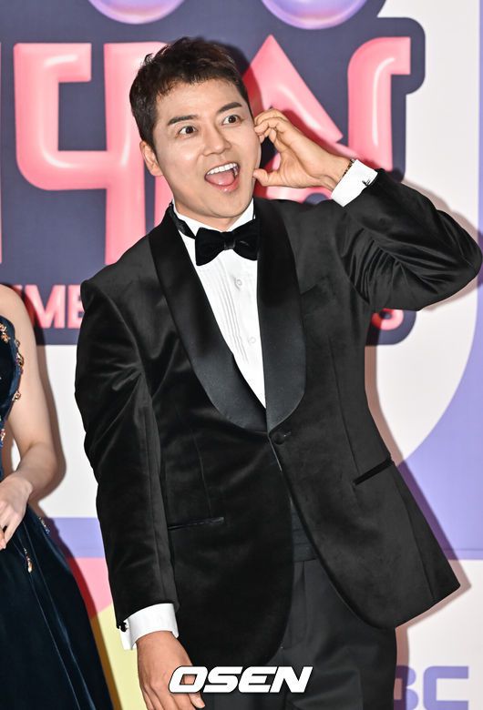 [OSEN=지형준 기자] 17일 오후 인천 중구 운서동 인스파이어 아레나에서 '제1회 코리아 그랜드 뮤직 어워즈(2024 KGMA)'가 열렸다.'2024 KGMA'는 새로운 K팝 축제를 표방하는 시상식으로 배우 남지현과 뉴진스 하니, 에스파 윈터가 MC로 호흡을 맞춘다.가수 이찬원이 포즈를 취하고 있다. 2024.11.17 / jpnews@osen.co.kr