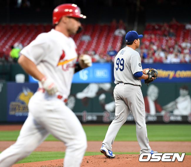 [OSEN=세인트루이스(미국 미주리주), 최규한 기자] 9일(한국시간) 미국 미주리주 세인트루이스 부시스타디움에서 ‘2019 메이저리그’ 세인트루이스 카디널스와 LA 다저스의 경기가 열렸다.1회말 1사에서 LA 류현진이 세인트루이스 폴 골드슈미트에게 볼넷을 허용하고 있다. /dreamer@osen.co.kr