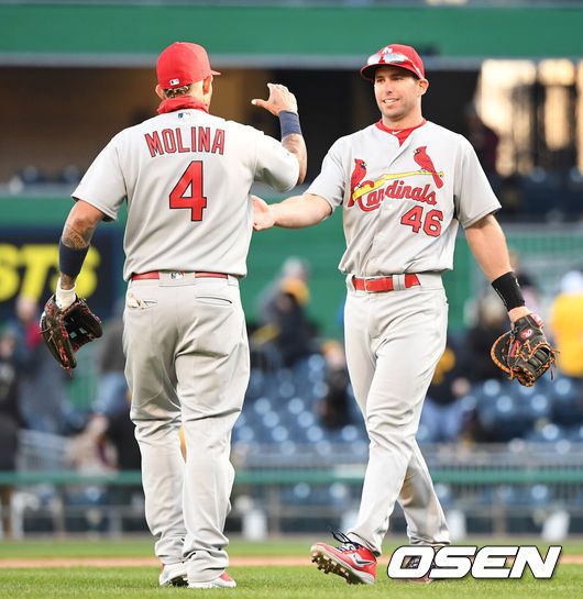 [OSEN=피츠버그(미국 펜실베이니아주), 최규한 기자] 피츠버그 파이어리츠 강정호(32)가 홈 복귀전에서 안타를 신고하지 못했다. 팀도 연장 11회 접전 끝에 홈 개막전에서 졌다.강정호는 2일(이하 한국시간) 미국 펜실베이니아주 피츠버그 PNC파크에서 열린 2019 메이저리그 세인트루이스 카디널스와 홈 개막전에 8회초 3루 대수비로 교체출장, 2타수 무안타를 기록했다. 개막 2경기 연속 안타 행진이 끊겼고, 타율은 2할2푼2리(9타수 2안타)로 떨어졌다.승리한 세인트루이스 몰리나와 골드슈미트가 인사를 나누고 있다. /