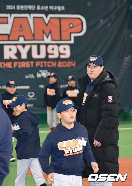 [OSEN=서산, 김성락 기자] 21일 오전 충남 서산 한화이글스 2군 훈련장에서 2024 류현진재단 유소년 야구캠프 'CAMP RYU99 with 뉴케어' 행사가 열렸다. 'CAMP RYU99 with 뉴케어' 행사는 중학교 진학을 앞둔 아이들이 야구선수라는 꿈을 키우고 자신감을 얻을 수 있는 장을 마련하여 미래훌륭한 선수로 성장할 수 있도록 동기부여를 불어넣을 예정이다.한화 류현진이 유소년 선수들의 훈련을 지켜보고 있다. 2024.12.21 / ksl0919@osen.co.kr