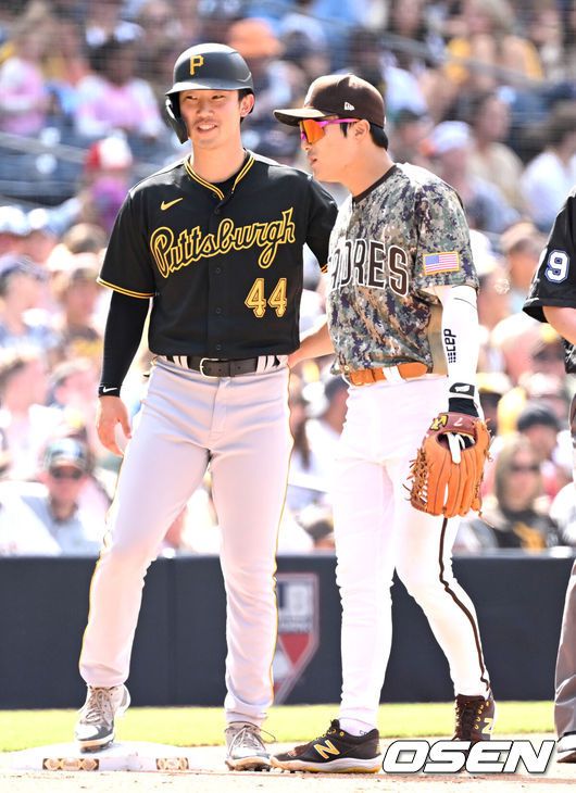 [OSEN=최규한 기자] 피츠버그 시절 박효준(왼쪽)이 샌디에이고 김하성과 인사를 나누고 있다. 2022.05.30 /dreamer@osen.co.kr