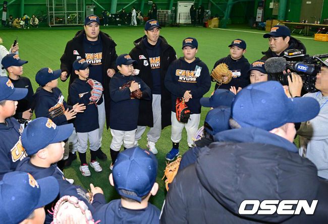 [OSEN=서산, 김성락 기자] 21일 오전 충남 서산 한화이글스 2군 훈련장에서 2024 류현진재단 유소년 야구캠프 'CAMP RYU99 with 뉴케어' 행사가 열렸다. 'CAMP RYU99 with 뉴케어' 행사는 중학교 진학을 앞둔 아이들이 야구선수라는 꿈을 키우고 자신감을 얻을 수 있는 장을 마련하여 미래훌륭한 선수로 성장할 수 있도록 동기부여를 불어넣을 예정이다.한화 류현진이 유소년 선수들과 이야기를 나누고 있다. 2024.12.21 / ksl0919@osen.co.kr