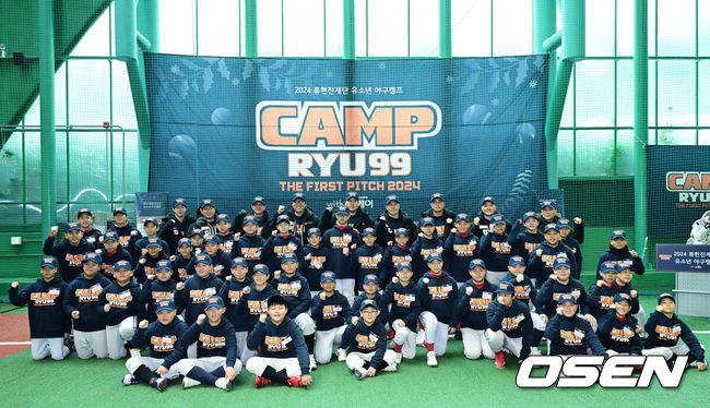 [OSEN=서산, 김성락 기자] 21일 오전 충남 서산 한화이글스 2군 훈련장에서 2024 류현진재단 유소년 야구캠프 'CAMP RYU99 with 뉴케어' 행사가 열렸다. 'CAMP RYU99 with 뉴케어' 행사는 중학교 진학을 앞둔 아이들이 야구선수라는 꿈을 키우고 자신감을 얻을 수 있는 장을 마련하여 미래훌륭한 선수로 성장할 수 있도록 동기부여를 불어넣을 예정이다.한화 류현진 포함 행사에 참석한 선수들과 유소년 선수들이 기념촬영을 하고 있다.