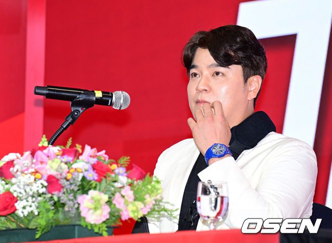 [OSEN=김성락 기자] 7일 오후 인천 연수구 경원재 앰버서더에서 SSG 추신수 은퇴 기자회견이 열렸다. 추신수는 지난 2001년 시애틀 매리너스 입단을 시작으로 클리블랜드 인디언스, 신시내티 레즈, 텍사스 레인저스, 마지막 KBO 리그까지 23년의 프로 생활을 마쳤다.SSG 추신수가 생각에 잠겨 있다. 2024.11.07 / ksl0919@osen.co.kr