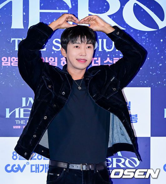 [OSEN=지형준 기자] 22일 오후 서울 CGV 용산 아이파크몰에서 영화 '임영웅 아임 히어로 더 스타디움' 언론시사회 및 무대인사가 열렸다.‘임영웅│아임히어로더스타디움’은지난5월약10만명의영웅시대와서울월드컵경기장을하늘빛으로가득채운임영웅의첫스타디움입성기를다룬영화로,공연실황과함께비하인드가그려진다.임영웅이 포토타임을 하고 있다. 2024.08.22 / jpnews@osen.co.kr