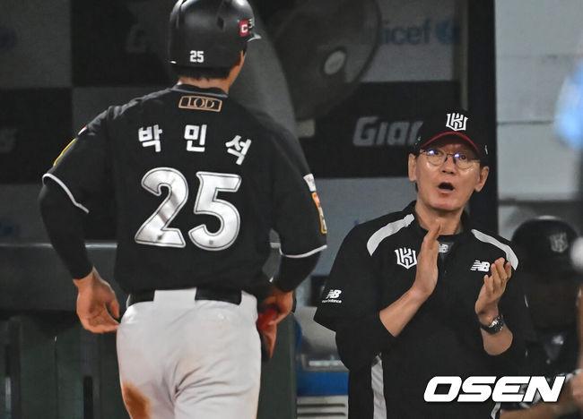 [OSEN=부산, 이석우 기자] 12일 부산 사직야구장에서 2024 신한 SOL 뱅크 KBO 리그 롯데 자이언츠와 KT 위즈의 경기가 열렸다. 홈팀 롯데는 박세웅이 선발 출전하고 KT 위즈는 고영표가 선발 출전했다.KT 위즈 이강철 감독이 9회초 1사 1,2루 로하스의 중견수 희생 플라이 때 역전 득점을 올린 박민석을 보며 박수를 치고 있다. 2024.07.12 /