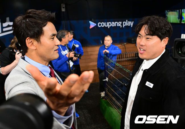 [OSEN=고척돔, 지형준 기자] 20일 오후 서울 고척스카이돔에서‘MLB 월드투어 서울 시리즈’LA 다저스와 샌디에이고 파드리스의 경기가 열렸다. 다저스에서 활약한 박찬호와 한화 류현진이 인사를 나누고 있다. 2024.03.20 /jpnews@osen.co.kr