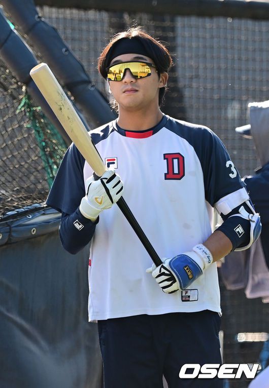 [OSEN=이천, 김성락 기자] 6일 오후 경기 이천시 두산베어스파크에서 프로야구 구단 두산베어스의 마무리 캠프 훈련이 진행됐다. 이날 훈련에는 오재원의 강압, 수면제 대리 처방으로 사회봉사 80시간 제재를 받은 두산 베어스 소속 김민혁(외야수), 김인태(외야수), 박계범(내야수), 박지훈(내야수), 안승한(포수), 이승진(투수), 장승현(투수), 제환유(투수) 8명이 훈련에 참여했다.두산 김대한이 타격 훈련을 하고 있다. 2024.11.06 /