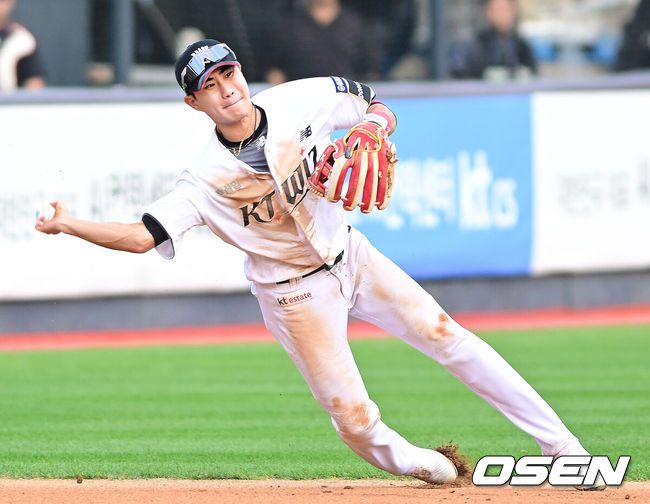 [OSEN=김성락 기자] KT 심우준이 LG 박동원의 3유간 깊은 타구를 잡은 뒤 2루로 송구하고 있다. 1루 주자 문보경은 포스 아웃. 2024.10.09 /ksl0919@osen.co.kr