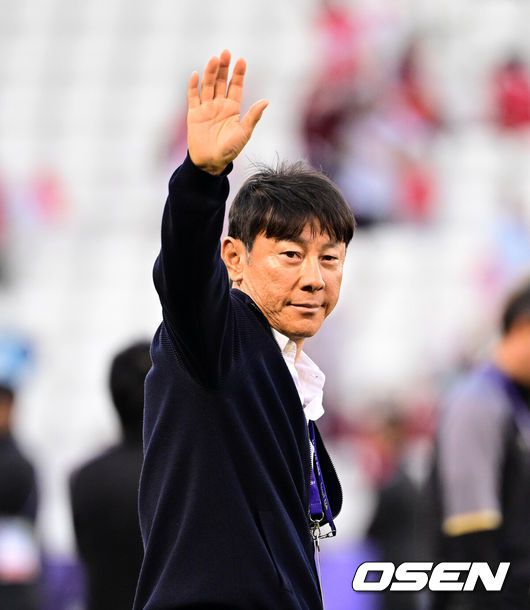 [OSEN=도하(카타르), 지형준 기자] 사상 첫 아시안컵 16강' 기적을 썼던 인도네시아신태용 감독의 매직이 끝났다.신태용 감독이 이끄는 인도네시아는 28일 오후 8시 30분(이하 한국시간) 자심 빈 하마드 스타디움에서 호주와 2023 아시아축구연맹(AFC) 카타르 아시안컵 16강전을 치러 0-4로 패했다.인도네시아 신태용 감독이 팬들에게 인사를 하고 있다. 2024.01.28 / jpnews.osen.co.kr