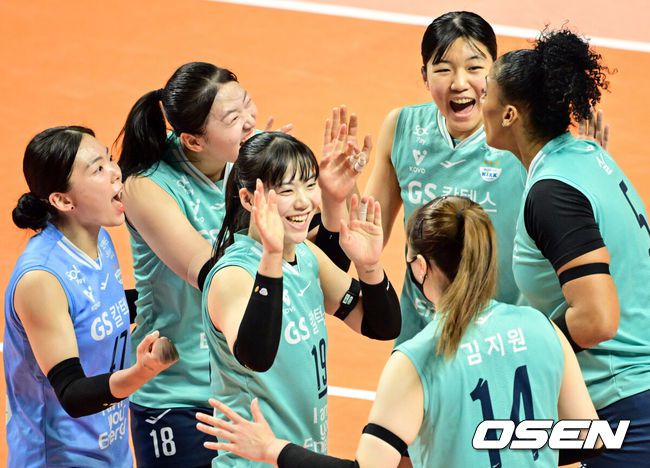 [OSEN=장충, 조은정 기자]7일 오후 서울 장충체육관에서 2024-2025 도드람 V리그 여자부 4라운드 GS칼텍스와 흥국생명의 경기가 열렸다.GS칼텍스는 구단 통산 최다 연패 기록인 14연패로 리그 최하위에 빠져있다. 흥국생명은 리그 선두를 달리고 있지만 현대건설에게 승점 2점 차로 추격을 당하고 있다.1세트 GS 칼텍스가 득점에 기뻐하고 있다. 2025.01.07. /