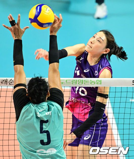 [OSEN=장충, 조은정 기자]7일 오후 서울 장충체육관에서 2024-2025 도드람 V리그 여자부 4라운드 GS칼텍스와 흥국생명의 경기가 열렸다.GS칼텍스는 구단 통산 최다 연패 기록인 14연패로 리그 최하위에 빠져있다. 흥국생명은 리그 선두를 달리고 있지만 현대건설에게 승점 2점 차로 추격을 당하고 있다.1세트 흥국생명 김연경이 공격을 시도하고 있다. 2025.01.07. /cej@osen.co.kr