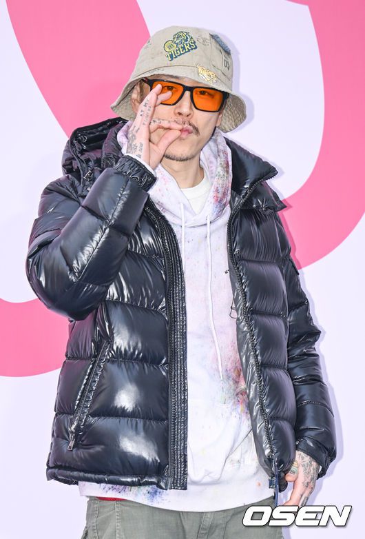 [OSEN=김성락 기자] 2일 오후 서울 성동구 에스팩토리에서 서울 2024 F/W 서울패션위크가 열렸다. 2024 F/W 서울패션위크는 동대문디자인플라자(DDP)와 성수 에스팩토리에서 5일까지 열린다. 가수 바스코가 취재진을 향해 포즈를 취하고 있다. 2024.02.02 / ksl0919@osen.co.kr