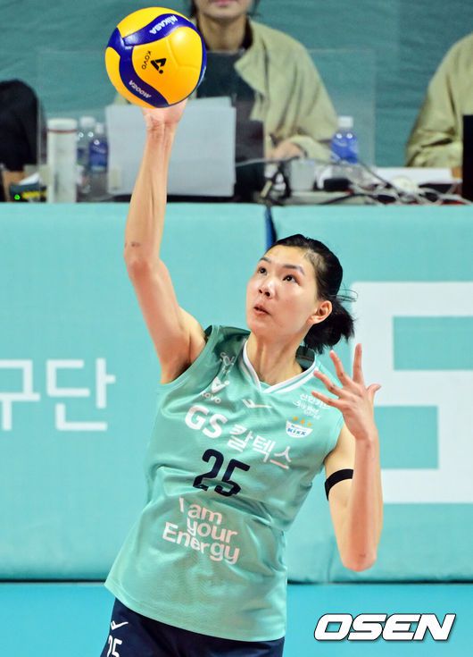 [OSEN=장충, 조은정 기자]7일 오후 서울 장충체육관에서 2024-2025 도드람 V리그 여자부 4라운드 GS칼텍스와 흥국생명의 경기가 열렸다.GS칼텍스는 구단 통산 최다 연패 기록인 14연패로 리그 최하위에 빠져있다. 흥국생명은 리그 선두를 달리고 있지만 현대건설에게 승점 2점 차로 추격을 당하고 있다.1세트 GS 칼텍스 뚜이가 서브를 넣고 있다.2025.01.07. /cej@osen.co.kr