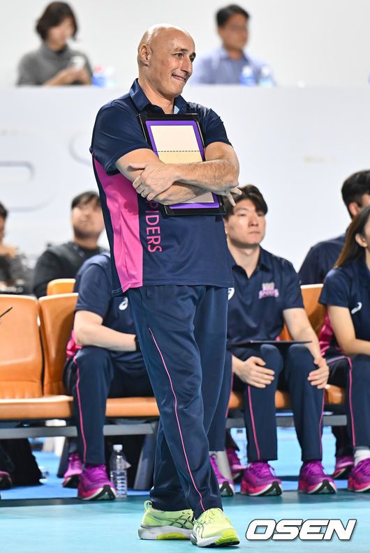 [OSEN=김천, 이석우 기자] 24일 김천실내체육관에서 도드람 2024-2025 V리그 여자부 한국도로공사와 흥국생명의 경기가 열렸다. 타나차의 복귀로 활렬소가 넘치는 한국도로공사와 14연승 후 2연패를 기록한 흥국생명이 맞대결을 펼친다.흥국생명 마르첼로 아본단자 감독이 아쉬운 표정을 짓고 있다. 2024.12.24 / foto0307@osen.co.kr