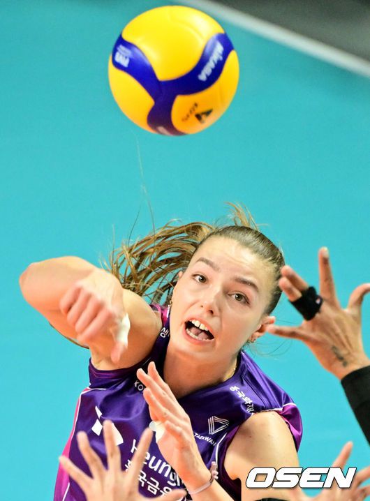 [OSEN=장충, 조은정 기자]7일 오후 서울 장충체육관에서 2024-2025 도드람 V리그 여자부 4라운드 GS칼텍스와 흥국생명의 경기가 열렸다.GS칼텍스는 구단 통산 최다 연패 기록인 14연패로 리그 최하위에 빠져있다. 흥국생명은 리그 선두를 달리고 있지만 현대건설에게 승점 2점 차로 추격을 당하고 있다.1세트 흥국생명 마테이코가 강타를 하고 있다. 2025.01.07. /cej@osen.co.kr