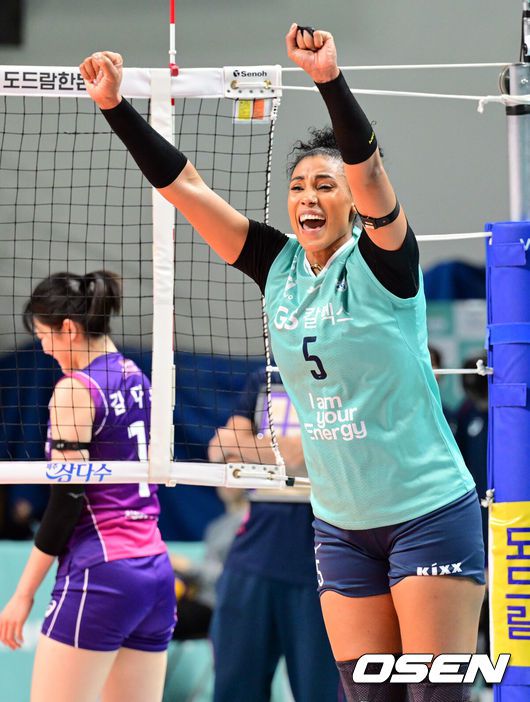 [OSEN=장충, 조은정 기자]7일 오후 서울 장충체육관에서 2024-2025 도드람 V리그 여자부 4라운드 GS칼텍스와 흥국생명의 경기가 열렸다.GS칼텍스는 구단 통산 최다 연패 기록인 14연패로 리그 최하위에 빠져있다. 흥국생명은 리그 선두를 달리고 있지만 현대건설에게 승점 2점 차로 추격을 당하고 있다.3세트 GS칼텍스 실바가 득점에 기뻐하고 있다. 2025.01.07. /cej@osen.co.kr