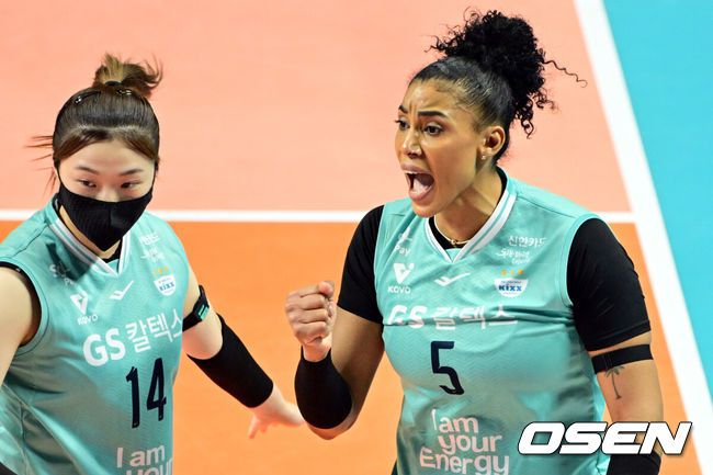 [OSEN=장충, 조은정 기자]7일 오후 서울 장충체육관에서 2024-2025 도드람 V리그 여자부 4라운드 GS칼텍스와 흥국생명의 경기가 열렸다.GS칼텍스는 구단 통산 최다 연패 기록인 14연패로 리그 최하위에 빠져있다. 흥국생명은 리그 선두를 달리고 있지만 현대건설에게 승점 2점 차로 추격을 당하고 있다.1세트 실바가 득점에 기뻐하고 있다. 2025.01.07. /cej@osen.co.kr
