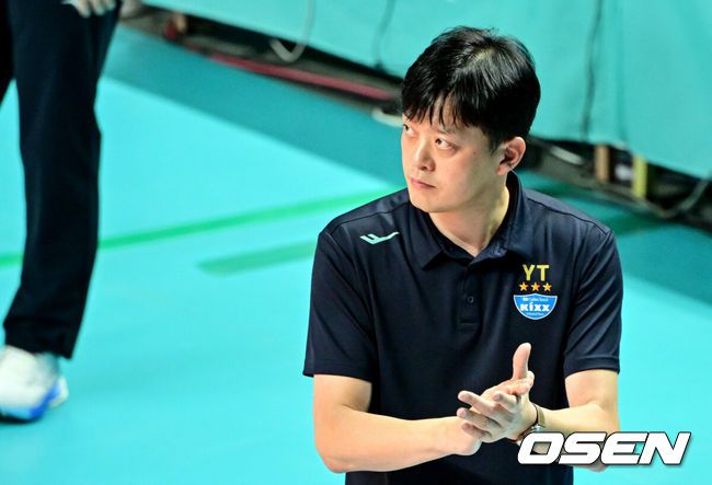 [OSEN=장충, 조은정 기자]7일 오후 서울 장충체육관에서 2024-2025 도드람 V리그 여자부 4라운드 GS칼텍스와 흥국생명의 경기가 열렸다.GS칼텍스는 구단 통산 최다 연패 기록인 14연패로 리그 최하위에 빠져있다. 흥국생명은 리그 선두를 달리고 있지만 현대건설에게 승점 2점 차로 추격을 당하고 있다.GS 칼텍스 이영택 감독이 득점에 기뻐하고 있다. 2025.01.07. /cej@osen.co.kr