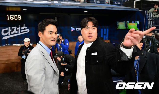 [OSEN=지형준 기자] 20일 오후 서울 고척스카이돔에서‘MLB 월드투어 서울 시리즈’LA 다저스와 샌디에이고 파드리스의 경기가 열렸다. 다저스에서 활약한 박찬호와 한화 류현진이 인사를 나누고 있다. 2024.03.20 /jpnews@osen.co.kr