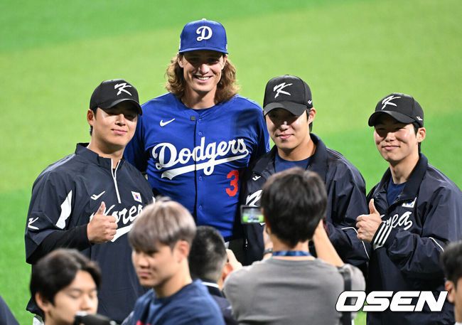 [OSEN=이대선 기자] LA 다저스 타일러 글래스노우(왼쪽에서 두 번째)가 팀 코리아 노시환, 원태인, 김혜성과 기념촬영을 하고 있다. 2024.03.16 /sunday@osen.co.kr