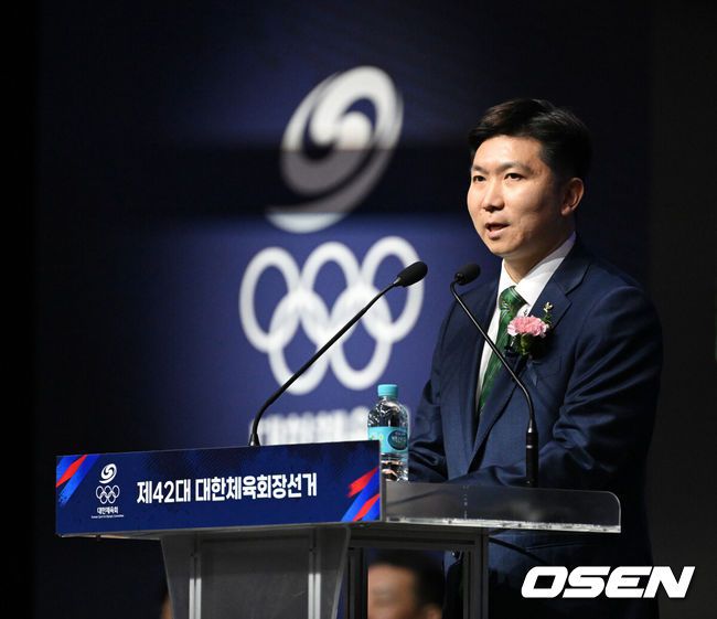 [OSEN=지형준 기자] 제42대 대한체육회장선거가 14일 오후 서울 송파구 올림픽공원 내 올림픽홀에서 열렸다.이번에 선출되는 대한체육회장은 2026 밀라노·코르티나담페초동계올림픽대회, 2026 아이치·나고야아시아경기대회, 2027 충청권하계세계대학경기대회, 2028 LA올림픽대회 등 다수의 국제종합대회를 치르게 된다.아울러 새로운 회장은 생활체육 활성화와 학교체육 진흥 등 체육계 전반에 대한 현안 해결 및 대한민국 스포츠의 미래 비전을 제시해야 하는 막중한 역할을 맡게 된다. 임기는 2029년 2월까지다.제42대 대한체육회장선거에 출마한 유승민 전 국제올림픽위원회 위원이 정견 발표를 하고 있다. 2025.1.14 / jpnews@osen.co.kr