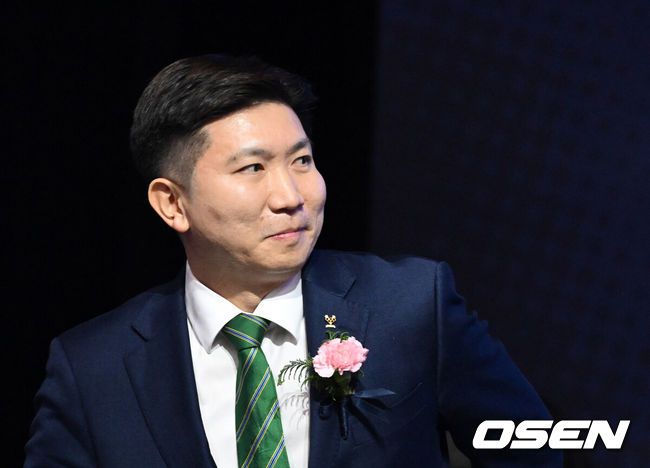 [OSEN=지형준 기자] 제42대 대한체육회장선거가 14일 오후 서울 송파구 올림픽공원 내 올림픽홀에서 열렸다.유승민 전대한탁구협회장(42)이 대한체육회 새로운 수장으로 확정됐다.유승민 후보는14일서울시 송파구 올림픽공원 내 올림픽홀에서 열린 제42대 대한체육회장선거에서 당선됐다.그는 유효투표 1209표 중 가장많은 417표를 얻었다. 2,3위는 이기흥(379표), 강태선(215표) 후보다.제42대 대한체육회장으로 당선된 유승민 전 대한탁구협회장이 기뻐하고 있다. 2025.1.14 / jpnews@osen.co.kr