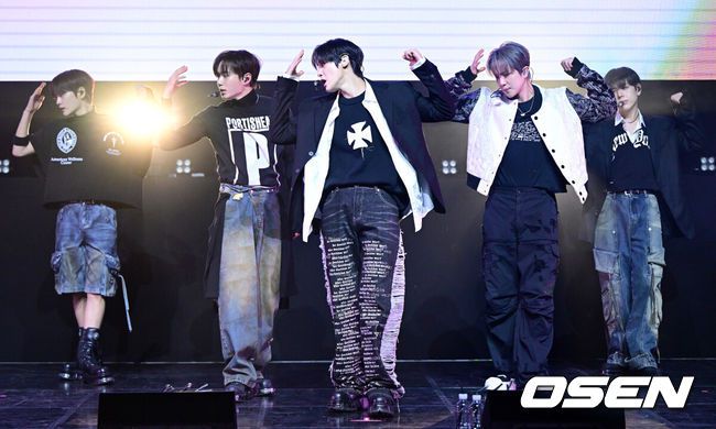 [OSEN=최규한 기자] 그룹 위아이(WEi)가 15일 오후 서울 창천동 예스24 원더로크홀에서 미니 7집 'The Feelings(더 필링스)' 발매 쇼케이스를 가졌다.타이틀곡 'NOT ENOUGH(낫 이너프)'는 슈게이징(Shoegazing) 사운드가 가미된 이모 힙합(EMO HIPHOP) 장르다. 끝이 어딘지 모르는 기다림 속에서 너를 향한 갈망과 두려움으로 혼란스러운 마음을 몽환적이면서도 아련한 선율로 풀어냈다.위아이 멤버들이 타이틀곡 'NOT ENOUGH(낫 이너프)' 무대를 펼치고 있다. 2025.01.15 / dreamer@osen.co.kr