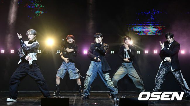 [OSEN=최규한 기자] 그룹 위아이(WEi)가 15일 오후 서울 창천동 예스24 원더로크홀에서 미니 7집 'The Feelings(더 필링스)' 발매 쇼케이스를 가졌다.타이틀곡 'NOT ENOUGH(낫 이너프)'는 슈게이징(Shoegazing) 사운드가 가미된 이모 힙합(EMO HIPHOP) 장르다. 끝이 어딘지 모르는 기다림 속에서 너를 향한 갈망과 두려움으로 혼란스러운 마음을 몽환적이면서도 아련한 선율로 풀어냈다.위아이가 타이틀곡 'NOT ENOUGH(낫 이너프)' 무대를 펼치고 있다. 2025.01.15 / dreamer@osen.co.kr