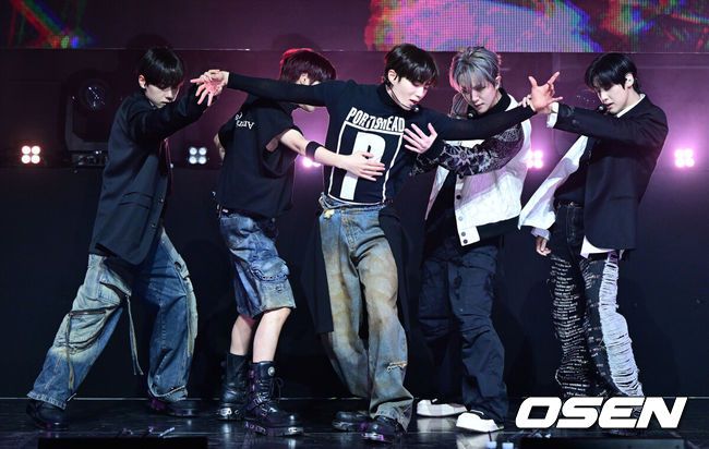 [OSEN=최규한 기자] 그룹 위아이(WEi)가 15일 오후 서울 창천동 예스24 원더로크홀에서 미니 7집 'The Feelings(더 필링스)' 발매 쇼케이스를 가졌다.타이틀곡 'NOT ENOUGH(낫 이너프)'는 슈게이징(Shoegazing) 사운드가 가미된 이모 힙합(EMO HIPHOP) 장르다. 끝이 어딘지 모르는 기다림 속에서 너를 향한 갈망과 두려움으로 혼란스러운 마음을 몽환적이면서도 아련한 선율로 풀어냈다.위아이가 타이틀곡 'NOT ENOUGH(낫 이너프)' 무대를 펼치고 있다. 2025.01.15 / dreamer@osen.co.kr