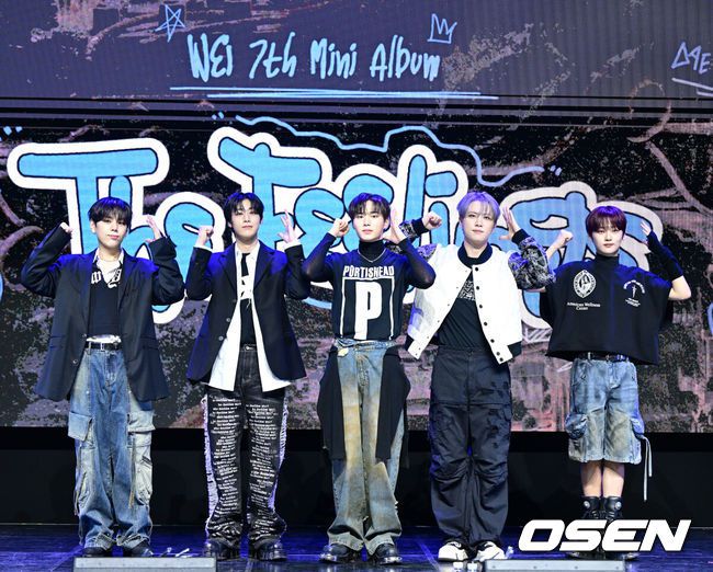 [OSEN=최규한 기자] 그룹 위아이(WEi)가 15일 오후 서울 창천동 예스24 원더로크홀에서 미니 7집 'The Feelings(더 필링스)' 발매 쇼케이스를 가졌다.타이틀곡 'NOT ENOUGH(낫 이너프)'는 슈게이징(Shoegazing) 사운드가 가미된 이모 힙합(EMO HIPHOP) 장르다. 끝이 어딘지 모르는 기다림 속에서 너를 향한 갈망과 두려움으로 혼란스러운 마음을 몽환적이면서도 아련한 선율로 풀어냈다.위아이 멤버들이 포토타임을 하고 있다. 2025.01.15 / dreamer@osen.co.kr