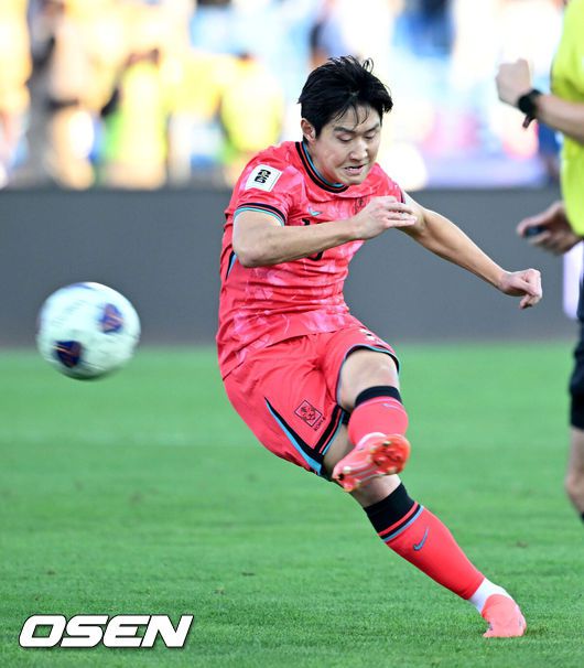 [OSEN=암만(요르단), 손용호 기자] 10일 오후(한국시간) 요르단 암만 국제경기장에서 2026 국제축구연맹(FIFA) 북중미월드컵 아시아 3차 예선 B조 3차전 한국과 요르단의 경기가 열렸다.다득점에서 앞선 요르단(1승1무, 4골)이 조 선두, 한국(1승1무, 3골)은 2위다. 한국이 조 선두를 탈환하려면 반드시 요르단을 잡아야 한다.전반 한국 이강인이 프리킥을 시도하고 있다. 2024.10.10 /spjj@osen.co.kr