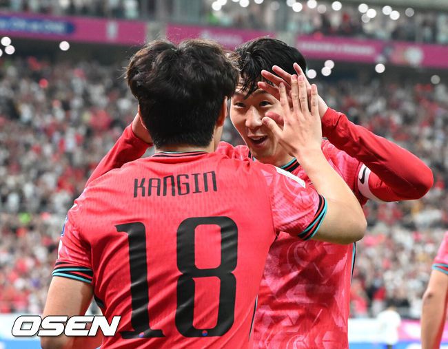 [OSEN=서울월드컵경기장, 이대선 기자] 중국이 예고했던 놀랄 일은 없었다. 한국이 무난하게 중국을 잡아내며 '공한증'역사를 이어갔다.김도훈 임시 감독이 이끄는 대한민국 축구대표팀은 11일 오후 8시 서울월드컵경기장에서 열린 2026 국제축구연맹(FIFA) 북중미 월드컵 아시아 2차 예선 C조 6차전에서 중국을 1-0으로 꺾었다.후반 대한민국 이강인이 선제골을 성공시키고 동료들과 환호하고 있다. 2024.06.11 /sunday@osen.co.kr