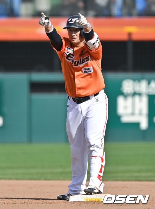 한화 최재훈이 프로필 촬영에서 김태연을 업고 포즈를 취하고 있다. /한화 이글스 제공