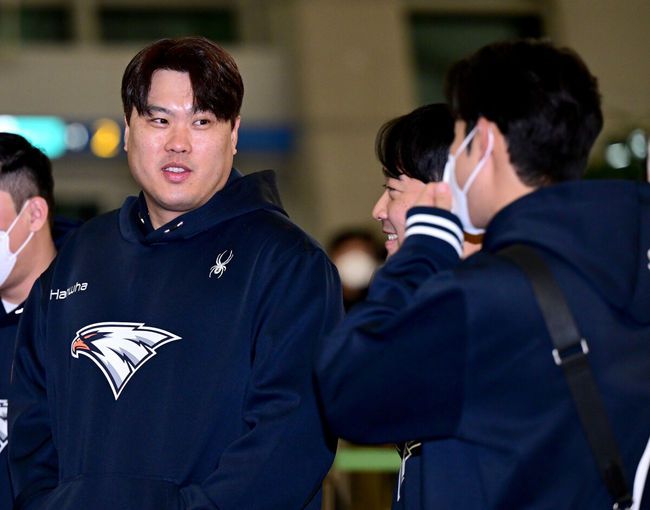 [OSEN=인천공항, 최규한 기자] 프로야구 한화 이글스가 22일 오전 호주 멜버른에서 열리는 스프링캠프를 위해 인천공항을 통해 출국했다.22일 1차 스프링캠프가 차려진 호주 멜버른으로 떠나는 한화는 김경문 감독을 비롯한 코칭스태프 9명, 트레이닝코치 6명, 선수 45명 등 총 61명 대규모로 꾸려졌다. 1차 캠프는 오는 25일 본격 시작해내달 19일까지 호주 멜버른 볼파크에서 진행된다.한화 류현진을 비롯한 선수들이 출국을 준비하며 대화를 나누고 있다. 2025.01.22 / dreamer@osen.co.kr