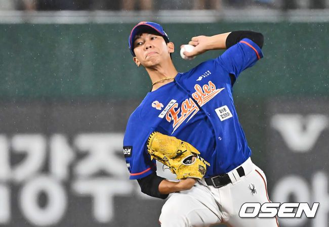 [OSEN=부산, 이석우 기자] 29일 부산 사직야구장에서 2024 신한 SOL 뱅크 KBO 리그 롯데 자이언츠와 한화 이글스의 경기가 열렸다. 홈팀 롯데는 윌커슨이 선발 출전하고 한화는 바리아가 선발 출전했다.한화 이글스 황준서가 역투하고 있다. 2024.08.29 / foto0307@osen.co.kr