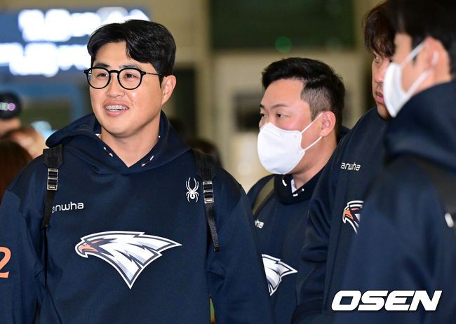 [OSEN=인천공항, 최규한 기자] 프로야구 한화 이글스가 22일 오전 호주 멜버른에서 열리는 스프링캠프를 위해 인천공항을 통해 출국했다.22일 1차 스프링캠프가 차려진 호주 멜버른으로 떠나는 한화는 김경문 감독을 비롯한 코칭스태프 9명, 트레이닝코치 6명, 선수 45명 등 총 61명 대규모로 꾸려졌다. 1차 캠프는 오는 25일 본격 시작해내달 19일까지 호주 멜버른 볼파크에서 진행된다.한화 채은성, 안치홍, 류현진을 비롯한 선수들이 출국을 준비하며 대화를 나누고 있다. 2025.01.22 / dreamer@osen.co.kr