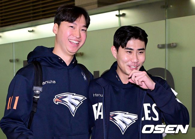 [OSEN=인천공항, 최규한 기자] 프로야구 한화 이글스가 22일 오전 호주 멜버른에서 열리는 스프링캠프를 위해 인천공항을 통해 출국했다.22일 1차 스프링캠프가 차려진 호주 멜버른으로 떠나는 한화는 김경문 감독을 비롯한 코칭스태프 9명, 트레이닝코치 6명, 선수 45명 등 총 61명 대규모로 꾸려졌다. 1차 캠프는 오는 25일 본격 시작해내달 19일까지 호주 멜버른 볼파크에서 진행된다.한화에 합류한 엄상백(왼쪽)과 심우준이 포즈를 취하고 있다. 2025.01.22 / dreamer@osen.co.kr