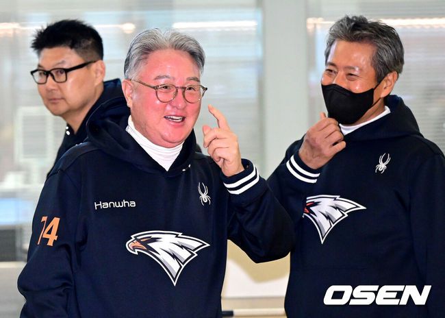 [OSEN=인천공항, 최규한 기자] 프로야구 한화 이글스가 22일 오전 호주 멜버른에서 열리는 스프링캠프를 위해 인천공항을 통해 출국했다.22일 1차 스프링캠프가 차려진 호주 멜버른으로 떠나는 한화는 김경문 감독을 비롯한 코칭스태프 9명, 트레이닝코치 6명, 선수 45명 등 총 61명 대규모로 꾸려졌다. 1차 캠프는 오는 25일 본격 시작해내달 19일까지 호주 멜버른 볼파크에서 진행된다.한화 김경문 감독과 양승관 수석코치가 출국을 준비하고 있다. 2025.01.22 / dreamer@osen.co.kr