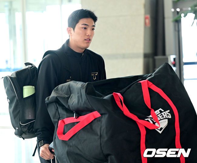 [OSEN=인천공항, 최규한 기자] 프로야구 KIA 타이거즈가 23일 오전 미국 캘리포니아 어바인에서 열리는 스프링캠프를 위해 인천공항을 통해 출국했다.KIA 타이거즈는 2025 시즌을 대비해 22일과 23일, 이틀에 걸쳐 미국으로 출국해 오는 25일부터 3월 5일까지 어바인에 위치한 그레이트 파크 베이스볼 컴플렉스(Great Park Baseball Complex)와 오키나와 킨 구장에서 스프링캠프를 펼친다.KIA 이의리가 출국장으로 향하고 있다. 2025.01.23 / dreamer@osen.co.kr