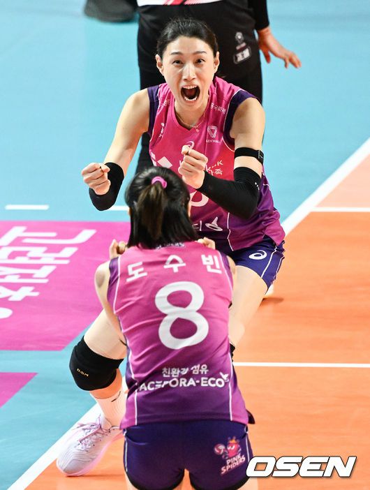 [OSEN=인천, 박준형 기자] ‘배구여제’ 김연경의 우승의 꿈이 다시 커진다. 흥국생명이 만원관중(6040명) 앞에서 ‘난적’ 정관장을 물리치고 V리그 여자부 독주 체제를 구축했다.흥국생명은 2일 인천삼산월드체육관에서 열린 도드람 2024-2025 V리그 여자부 5라운드 정관장과의 홈경기에서 세트 스코어 3-1(25-21, 22-25, 25-10, 25-23)로 승리했다.4세트 흥국생명 김연경이 역전 블로킹을 성공시키고 기뻐하고 있다. 2025.02.02 / soul1014@osen.co.kr