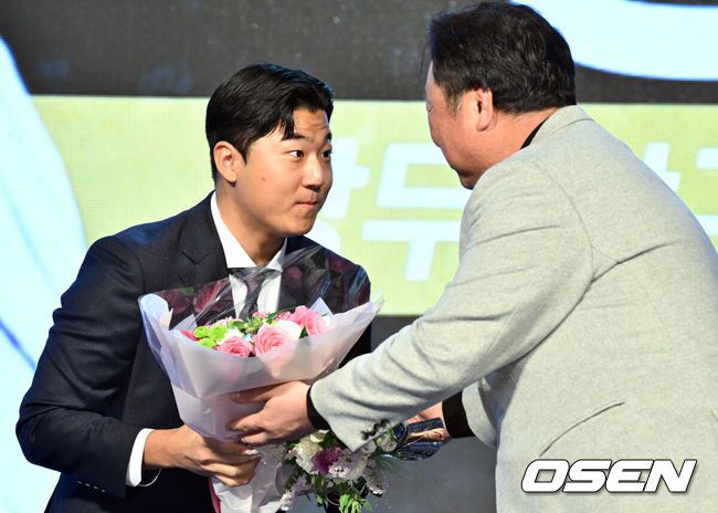 [OSEN=조은정 기자] 2024 신한 SOL뱅크 KBO 시상식이 26일 오후 서울 송파구 롯데호텔 월드 크리스탈볼룸에서 열렸다.이날 시상식에서는 퓨처스(2군)리그, KBO리그 투타 개인 부문별 1위 선수와 KBO 수비상에 대한 시상과 함께 정규시즌 최우수선수(MVP)와 신인상 주인공이 발표됐다.퓨처스리그 남부리그 평균자책점상, 승리상을 수상한 LG 송승기가 차명석 단장에게 꽃다발을 받고 있다. 2024.11.26 /cej@osen.co.kr