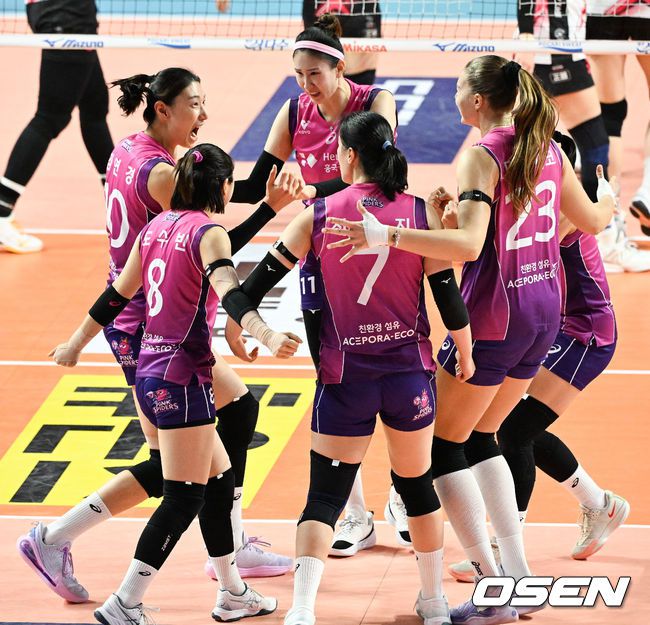 [OSEN=인천, 박준형 기자] ‘배구여제’ 김연경의 우승의 꿈이 다시 커진다. 흥국생명이 만원관중(6040명) 앞에서 ‘난적’ 정관장을 물리치고 V리그 여자부 독주 체제를 구축했다.흥국생명은 2일 인천삼산월드체육관에서 열린 도드람 2024-2025 V리그 여자부 5라운드 정관장과의 홈경기에서 세트 스코어 3-1(25-21, 22-25, 25-10, 25-23)로 승리했다.4세트 흥국생명 김연경이 역전 블로킹을 성공시키고 기뻐하고 있다. 2025.02.02 / soul1014@osen.co.kr