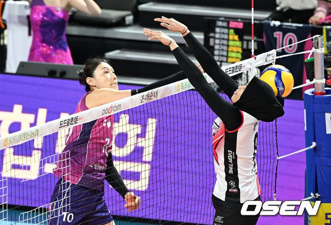 [OSEN=인천, 박준형 기자] 2일 오후 인천 삼삼월드체육관에서 ‘도드람 2024-2025 V-리그’여자부 흥국생명과 정관장의 경기가 진행됐다.1위 흥국생명은 이날 승리하면 여자부에서 가장 먼저 시즌 20승 고지에 올라서게 된다. 또한 3위 정관장이 흥국생명을 꺾고 승점 3을 따게 되면 현대건설을 밟으며 2위로 도약한다.1세트 흥국생명 김연경이 강타를 날리고 있다.  2025.02.02 / soul1014@osen.co.kr