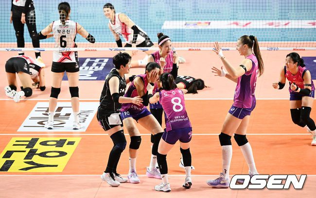 [OSEN=인천, 박준형 기자] ‘배구여제’ 김연경의 우승의 꿈이 다시 커진다. 흥국생명이 만원관중(6040명) 앞에서 ‘난적’ 정관장을 물리치고 V리그 여자부 독주 체제를 구축했다.흥국생명은 2일 인천삼산월드체육관에서 열린 도드람 2024-2025 V리그 여자부 5라운드 정관장과의 홈경기에서 세트 스코어 3-1(25-21, 22-25, 25-10, 25-23)로 승리했다.4세트 게임 포인트를 성공시킨 흥국생명 김연경이 기뻐하고 있다. 2025.02.02 / soul1014@osen.co.kr